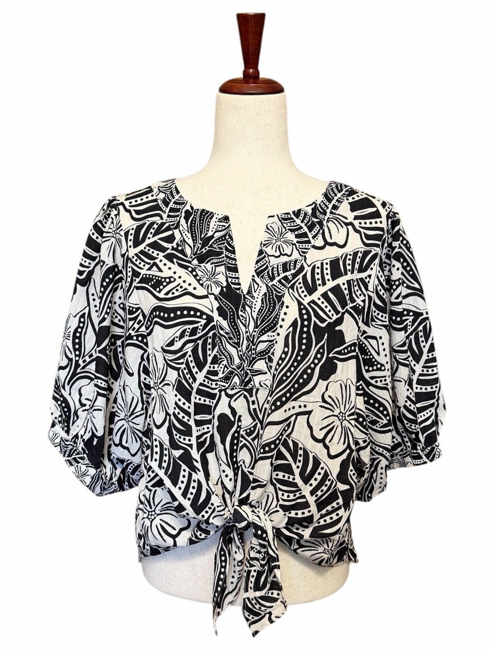 Rose + Olive Black & White Floral Tie-Front Hi-Lo V-Neck Top Size M #2315